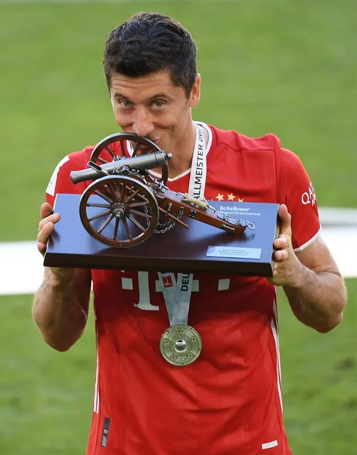 EFE Robert Lewandowski disfruta de su título de goleo