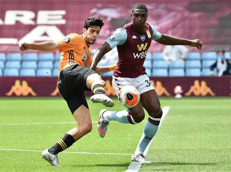 EFE Raúl Jiménez intenta un disparo frente al marco del Aston Villa