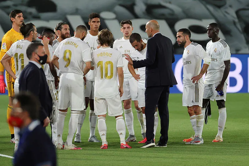 Zidane platica con sus jugadores durante un duelo en LaLiga