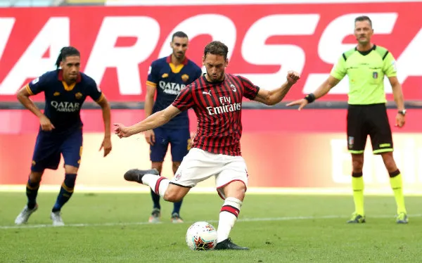 Calhanoglu disparando desde los 11 pasos