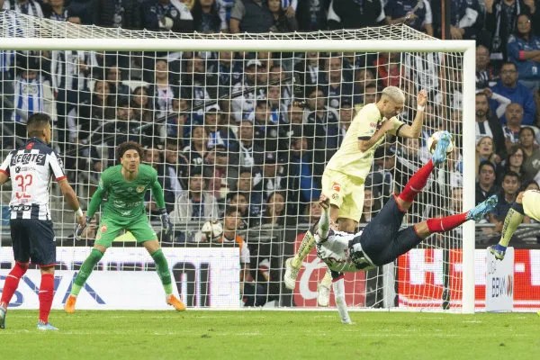 El delantero de Rayados anota un gol de chilena vs América