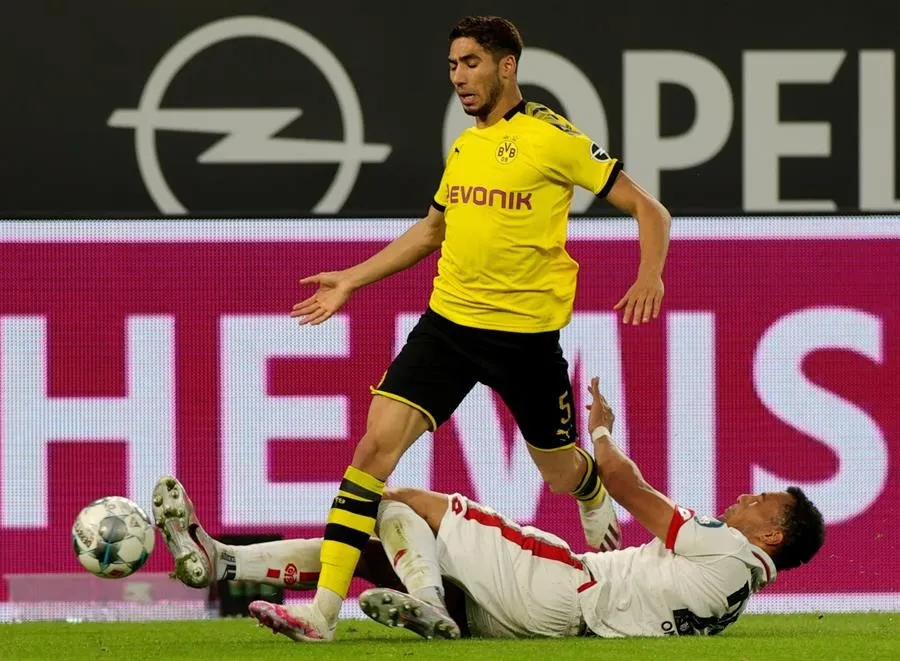 Hakimi durante un partido con el Borussia
