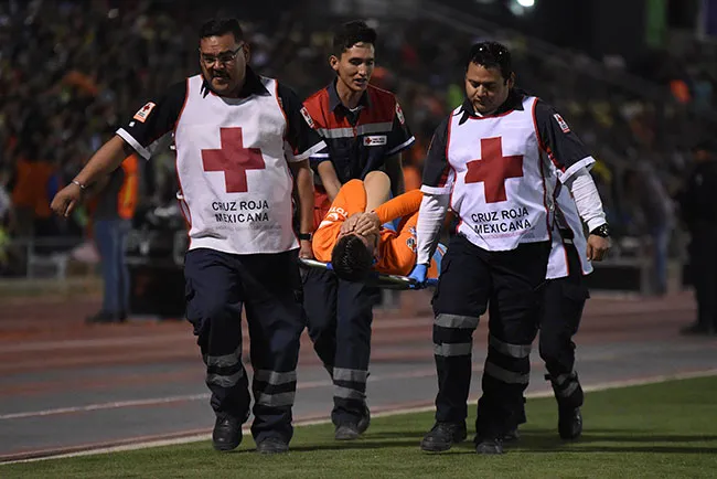 Benedetti sale en camilla tras la Final de Copa MX del C2019