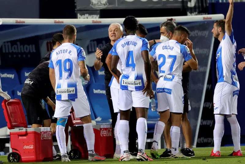 EFE El entrenador del Leganés dando indicaciones