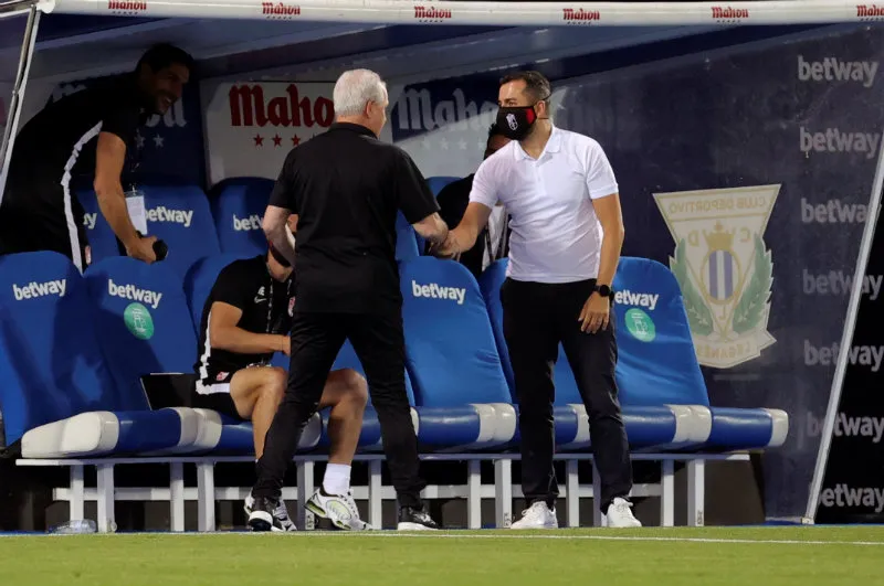 EFE El entrenador del Leganés saluda al DT del Granada