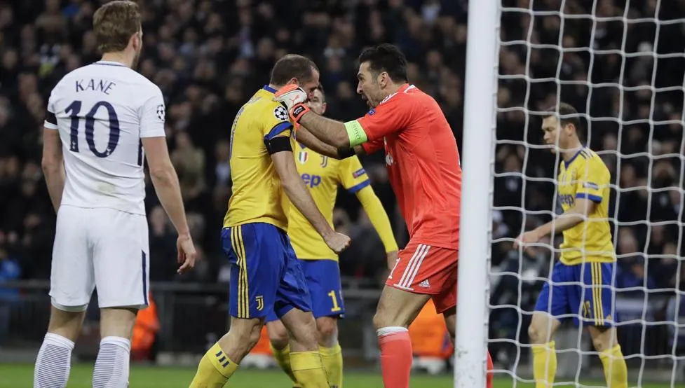 Buffon y Chiellini en un partido con la Vecchia Signora