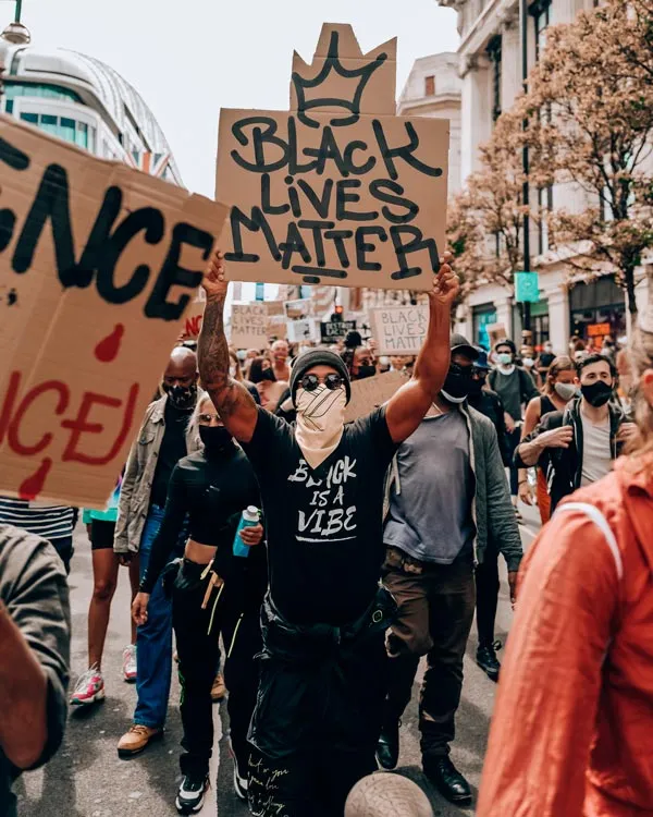 Lewis Hamilton protesta contra el racismo