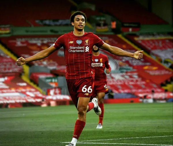 Trent Alexander-Arnold celebra un gol con los Reds