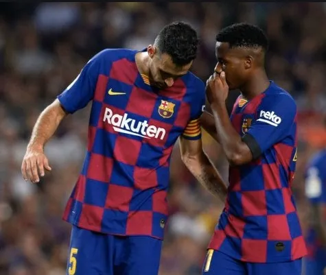 AP Ansu Fati charlando con Busquets