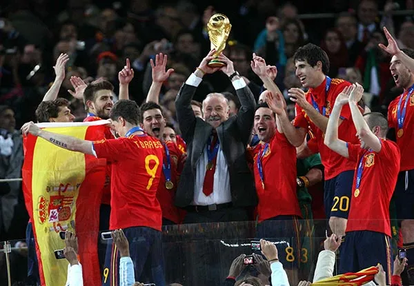 El entrenador festeja el título de 2010 con España
