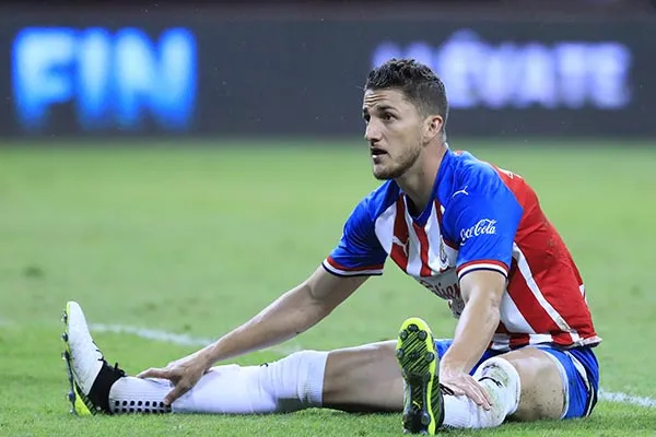 Hiram Mier en partido con Chivas