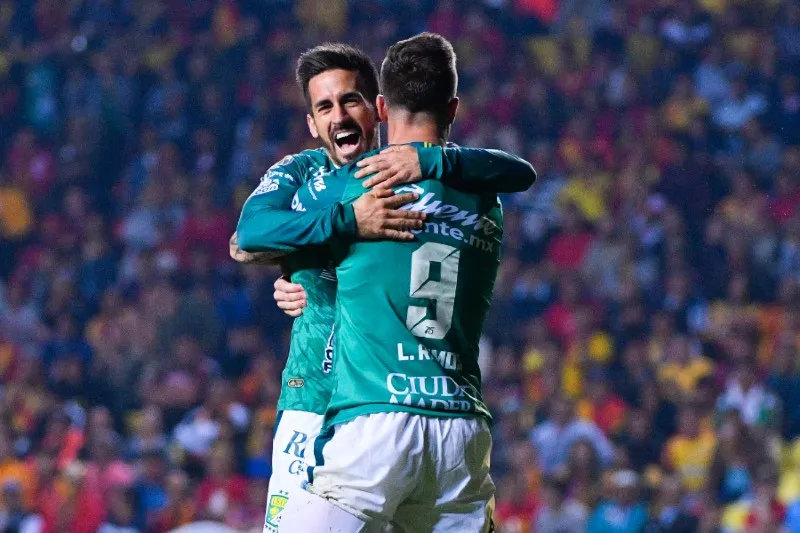IMAGO7 Navarro celebra un gol con Leo Ramos