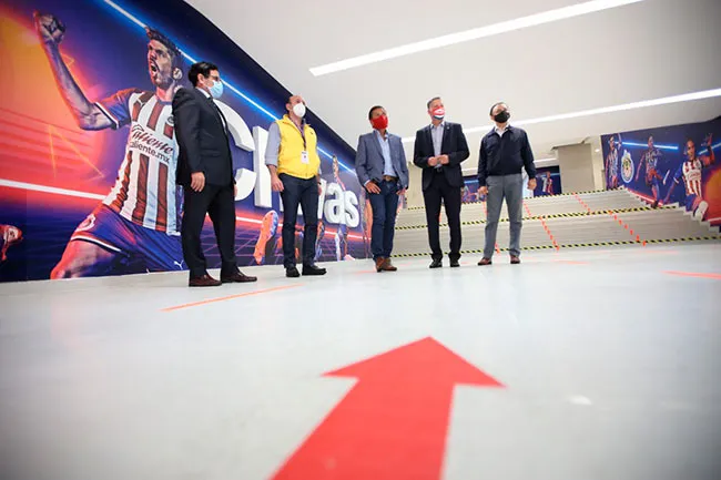 El alcalde, en los accesos del inmueble junto a directivos