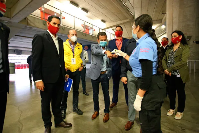 Lemus recibe gel antibacterial en su visita