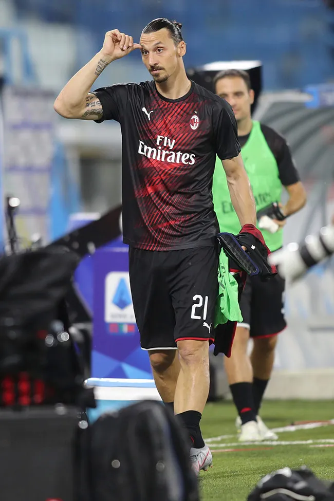 Ibrahimovic, antes de ingresar al campo ante SPAL