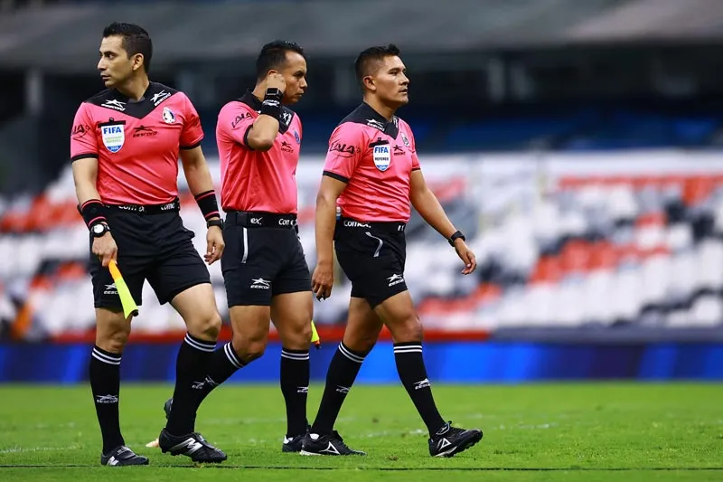IMAGO7 Tripleta arbitral después de un partido de Liga MX