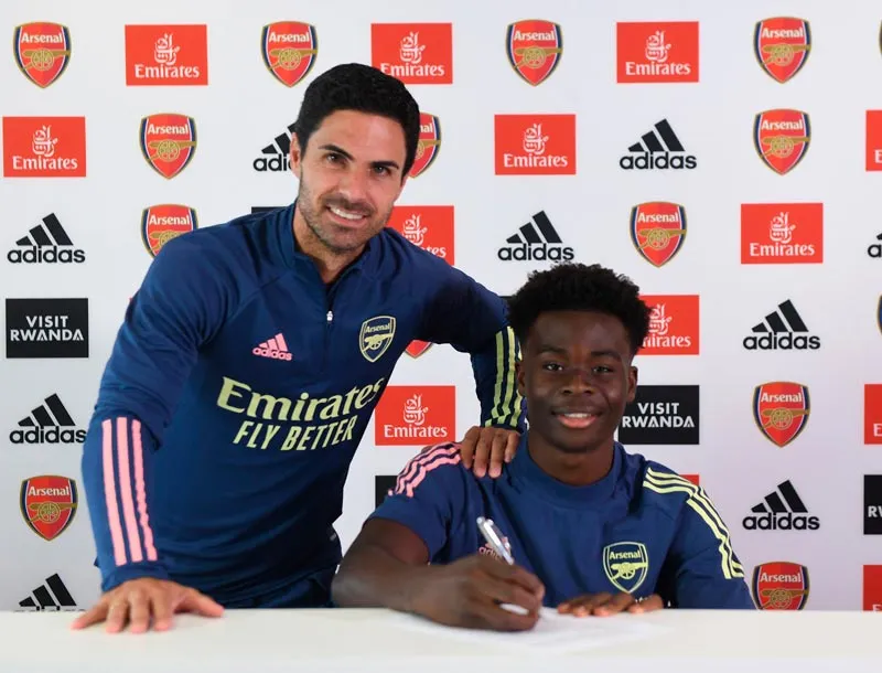 TWITTER @Arsenal El joven de 18 años firmando su nuevo contrato