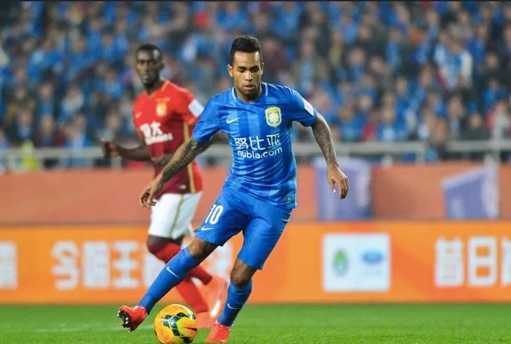 Alex Teixeira en un juego en la Superliga
