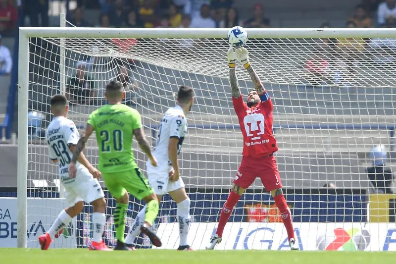 Saldívar en un partido entre Pumas y Morelia