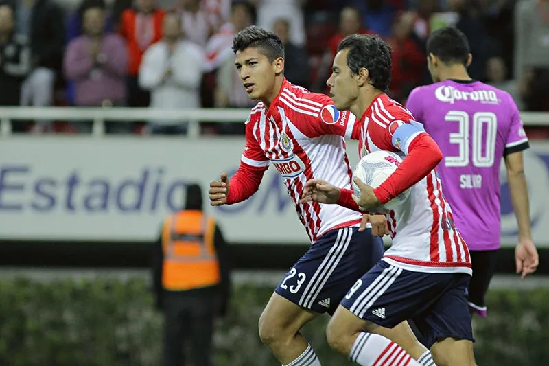 Zaldívar y Bravo durante un duelo con Chivas