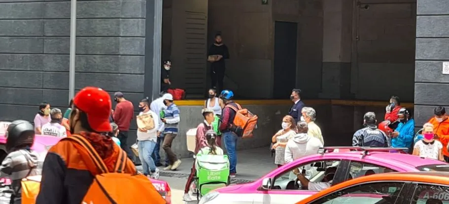 Repartidores tratan de recibir su mercancía