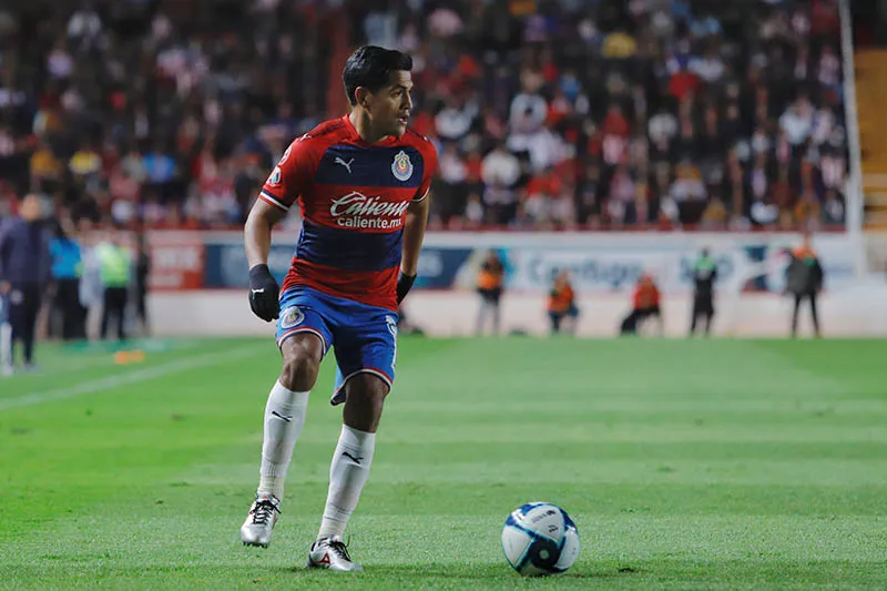 Chapo Sánchez, en un duelo con Chivas