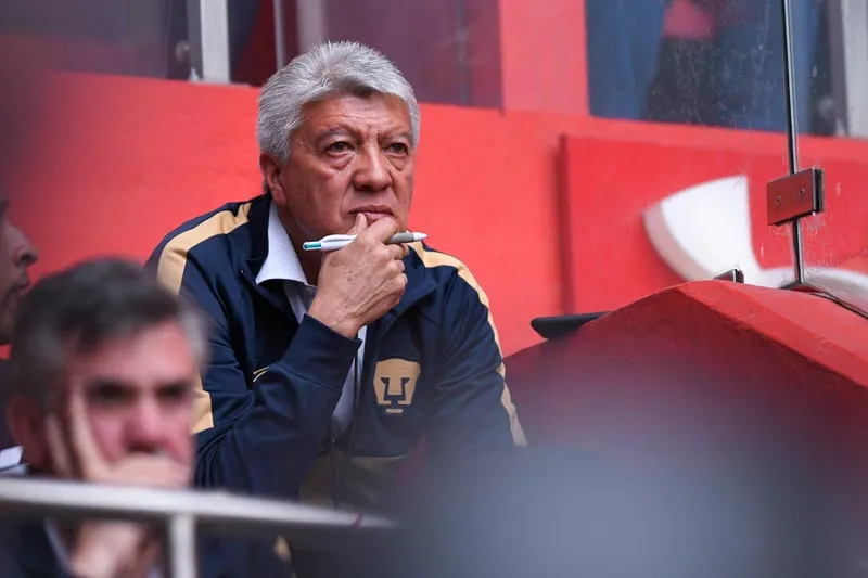 IMAGO7 El presidente deportivo de Pumas observando un partido