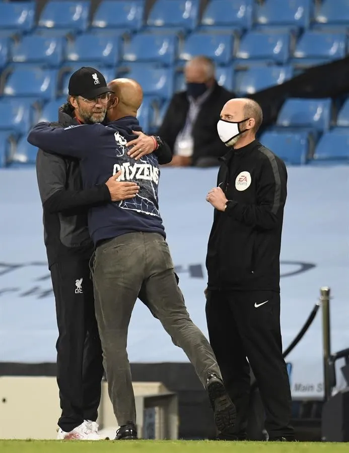 Guardiola se funde en un abrazo con Klopp antes del juego