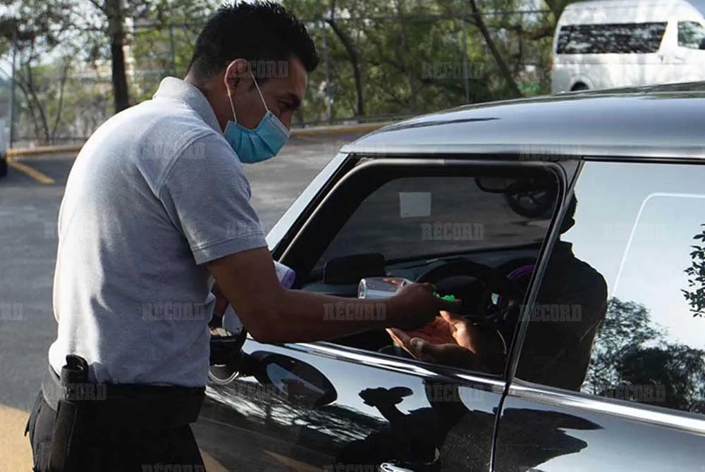 Talavera recibe gel antibacterial antes de ingresar