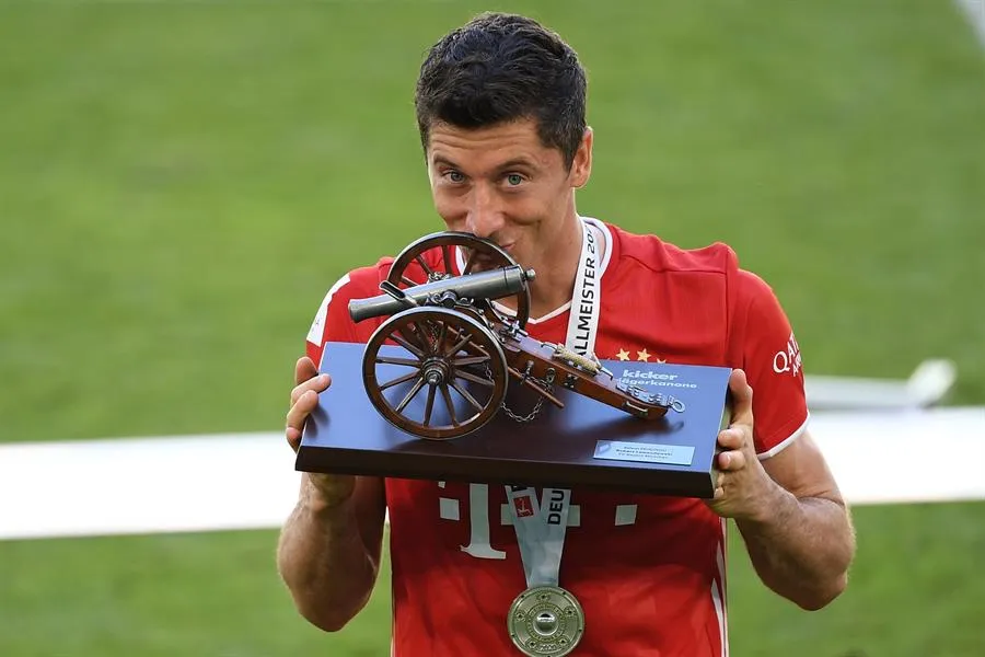EFE Lewandowski besa su título de goleo
