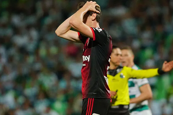 Germán Conti en un partido con Atlas