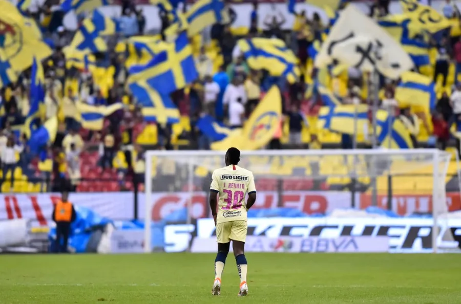 Renato Ibarra durante un partido con América