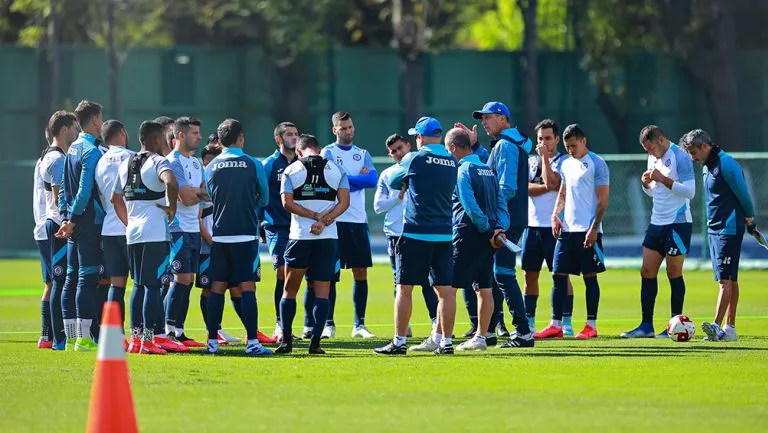 Siboldi platica con sus jugadores