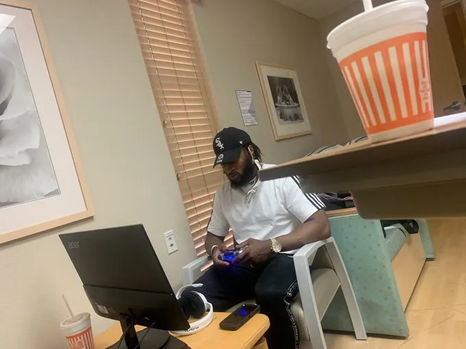 Aaron Jones jugando PS4 en el hospital
