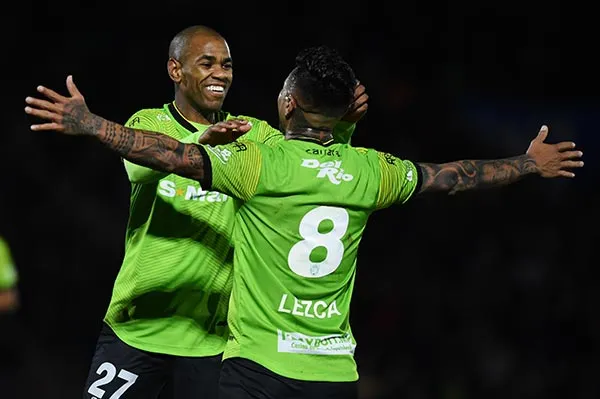 Jugadores de Juárez festejan un gol