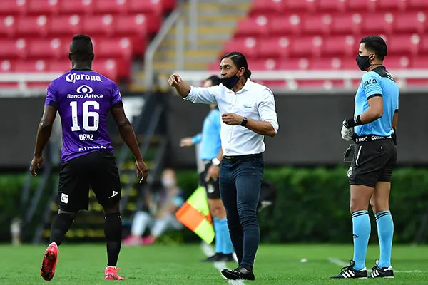 El Gatillero da indicaciones durante el juego de Mazatlán