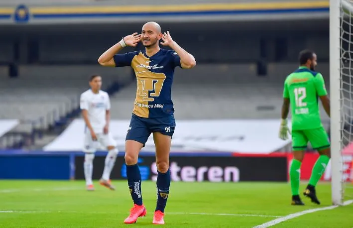 Carlos González festeja una diana con los Pumas