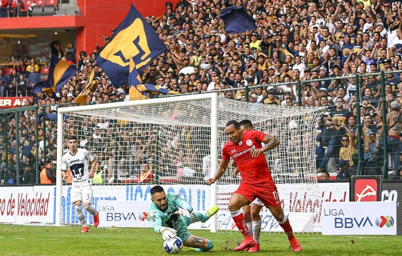 El Pollo en juego ante Toluca en el Nemesio Diez