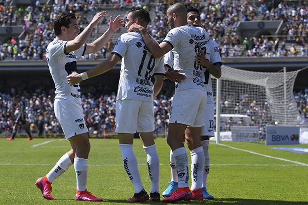 Los jugadores universitarios celebran una anotación