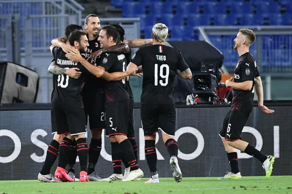Jugadores del Milan celebran un gol