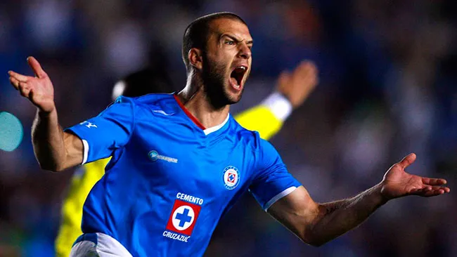 IMAGO7 Tito Villa, tras anotar en un juego de Cruz Azul