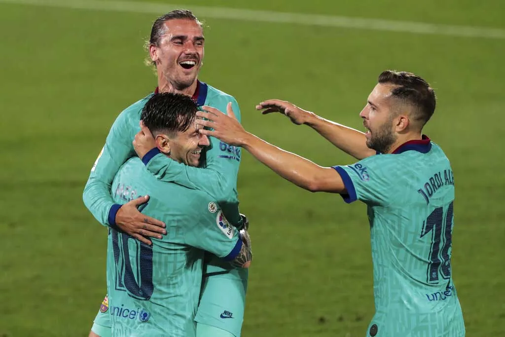 Messi celebra con sus compañeros un gol del Barça