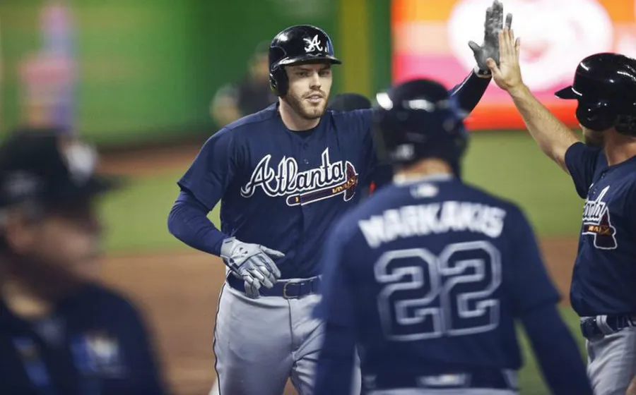 Freeman celebra una carrera con sus compañeros