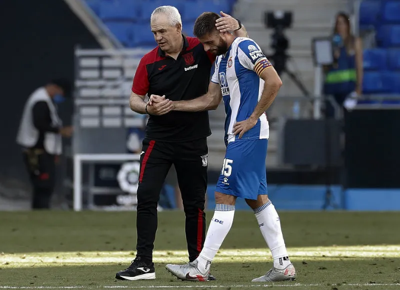 EFE Javier Aguirre y un jugador del Espanyol