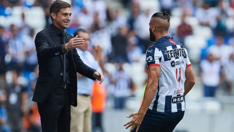 Diego Alonso celebra un tanto de Nico Sánchez