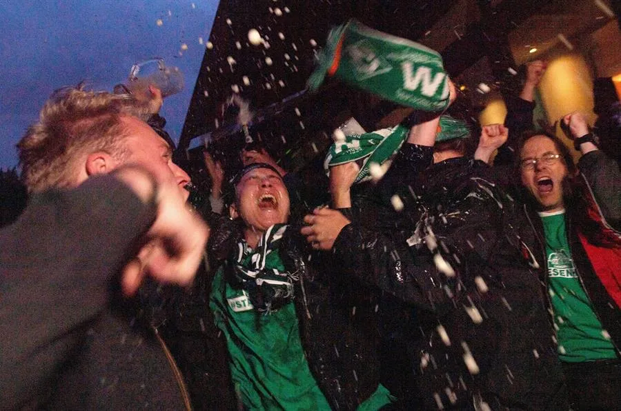 Afición del Bremen celebra la permanencia