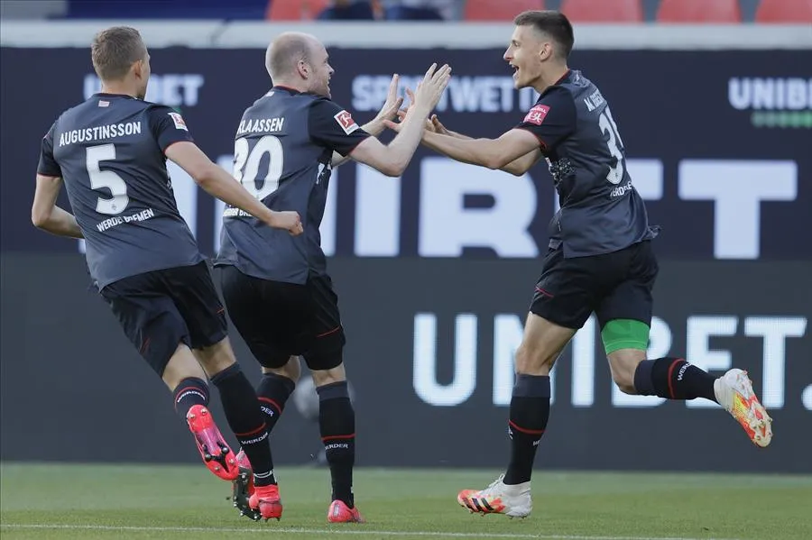Jugadores del Bremen festejan un gol