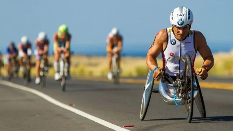 AP Zanardi lideró a otras personas en prueba de bicicleta del Ironman