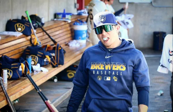 Urias en la banca de los Brewers