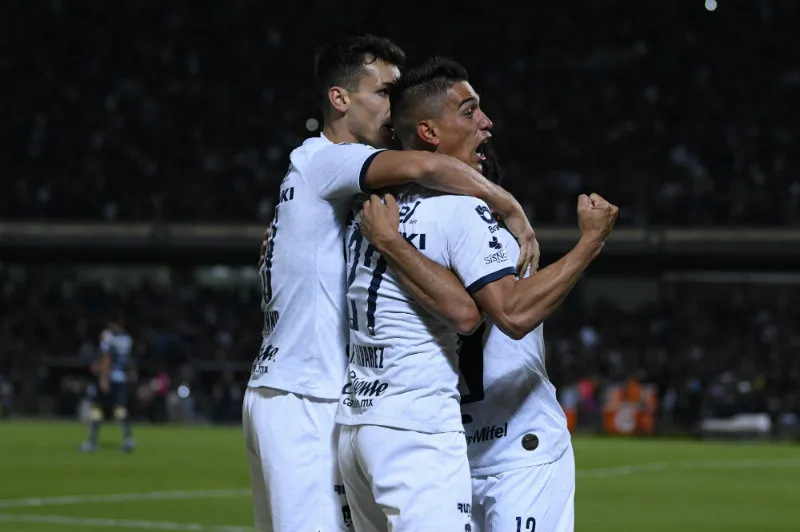 Pumas en festejo de gol